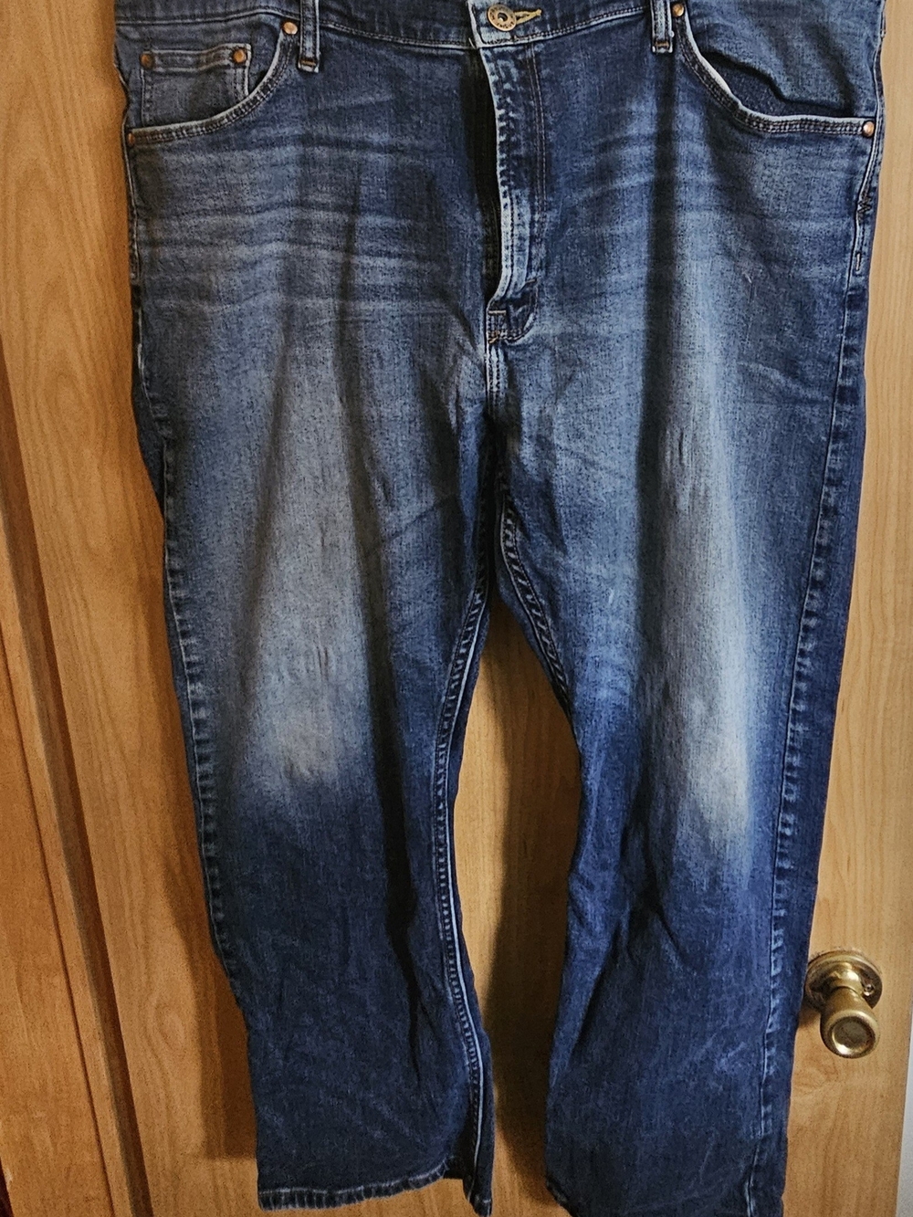 Wrangler Men's Faded Blue Relaxed Jeans